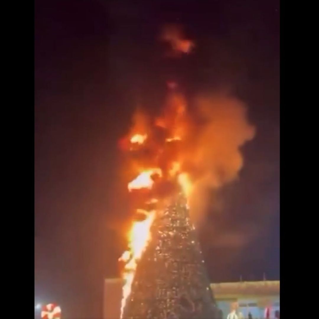 Momento en que se incendia el enorme árbol de Navidad