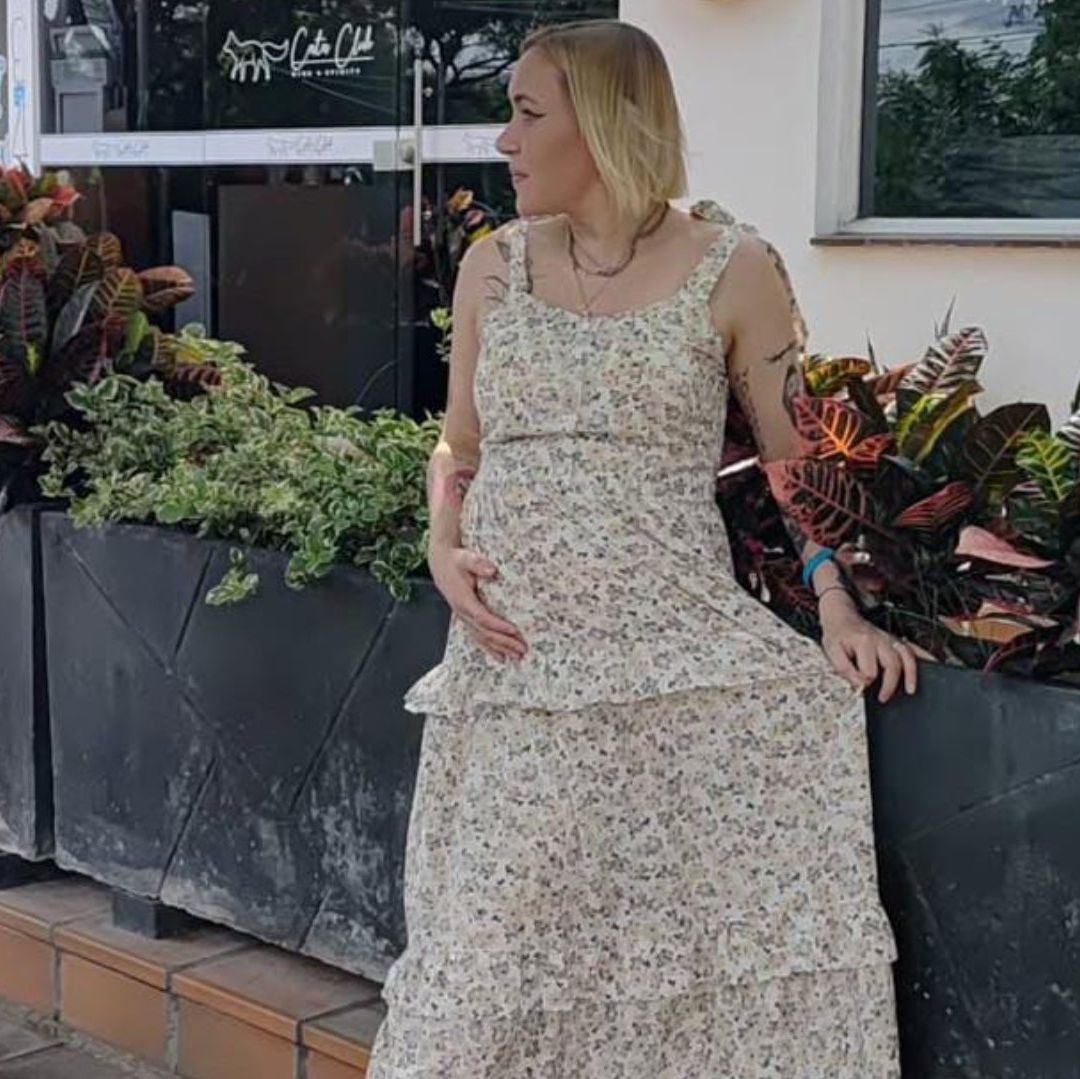 Una mujer embarazada.