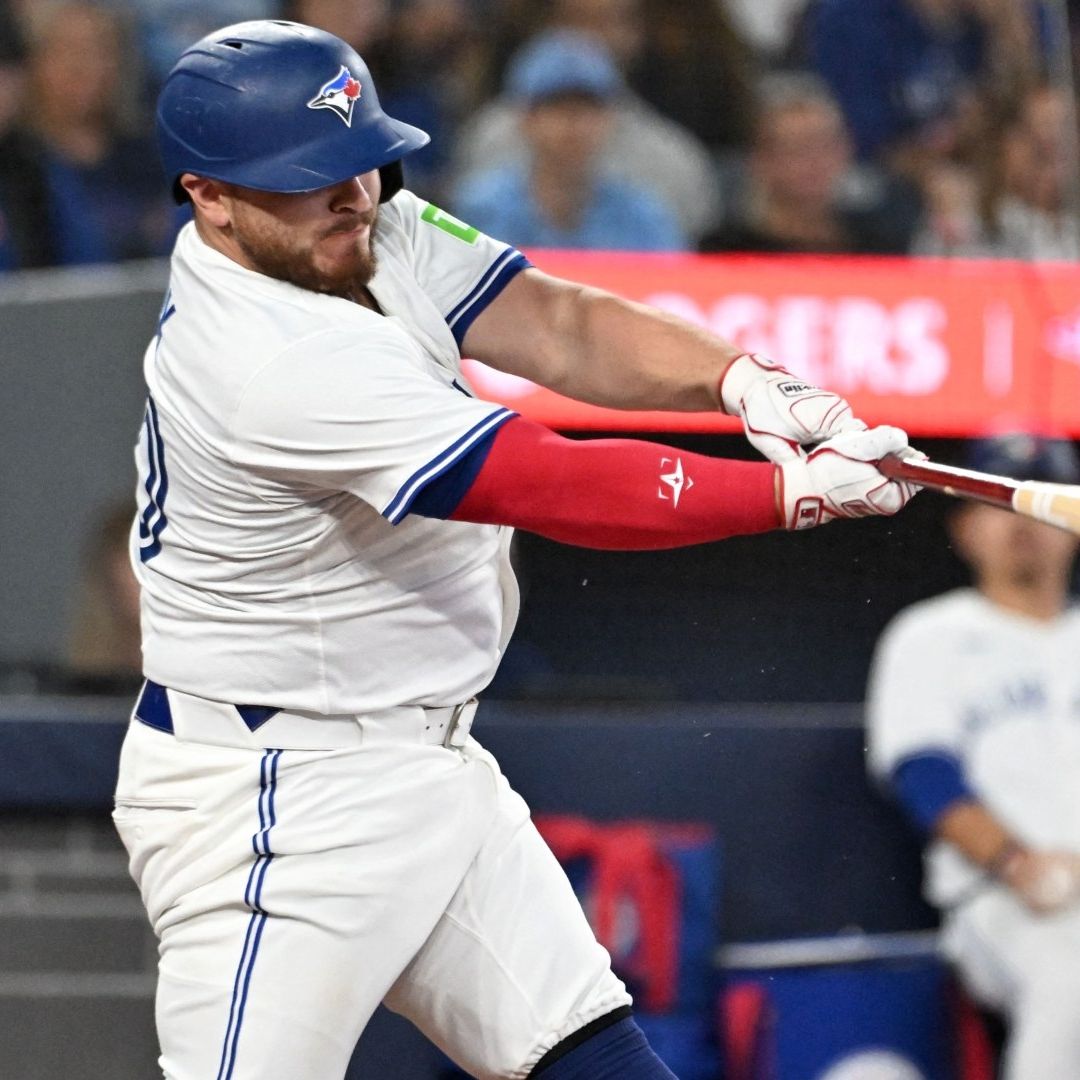 El mexicano Alejandro Kirk, cátcher de los Azulejos, jugará la Serie Mundial 2025 ante los Dodgers de Los Ángeles.
