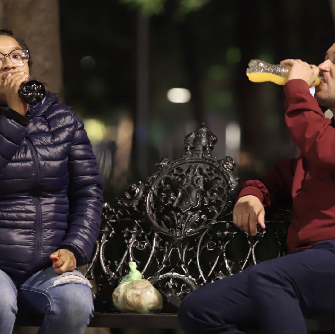 Dos personas tomando refresco.