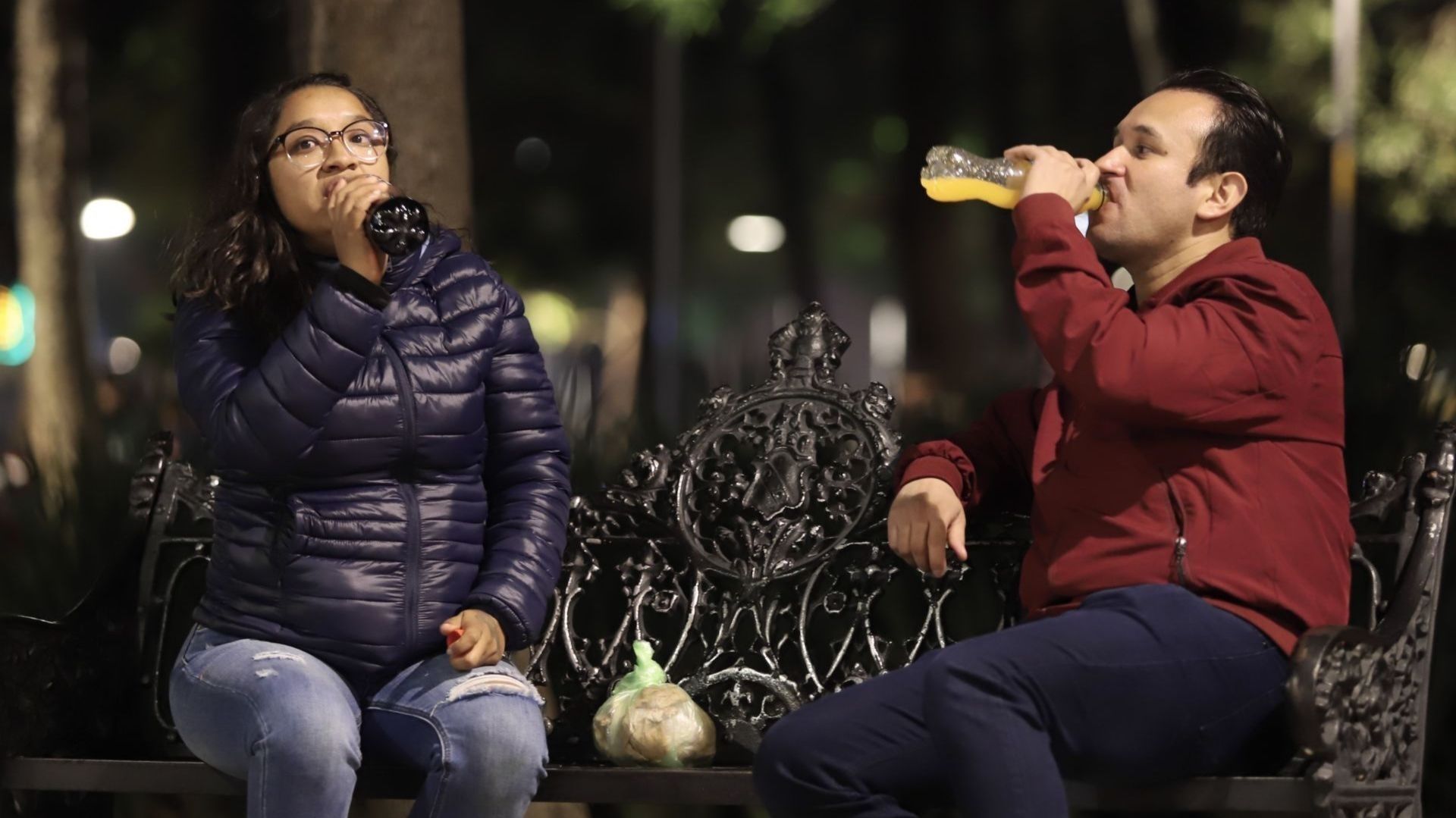 Dos personas tomando refresco.