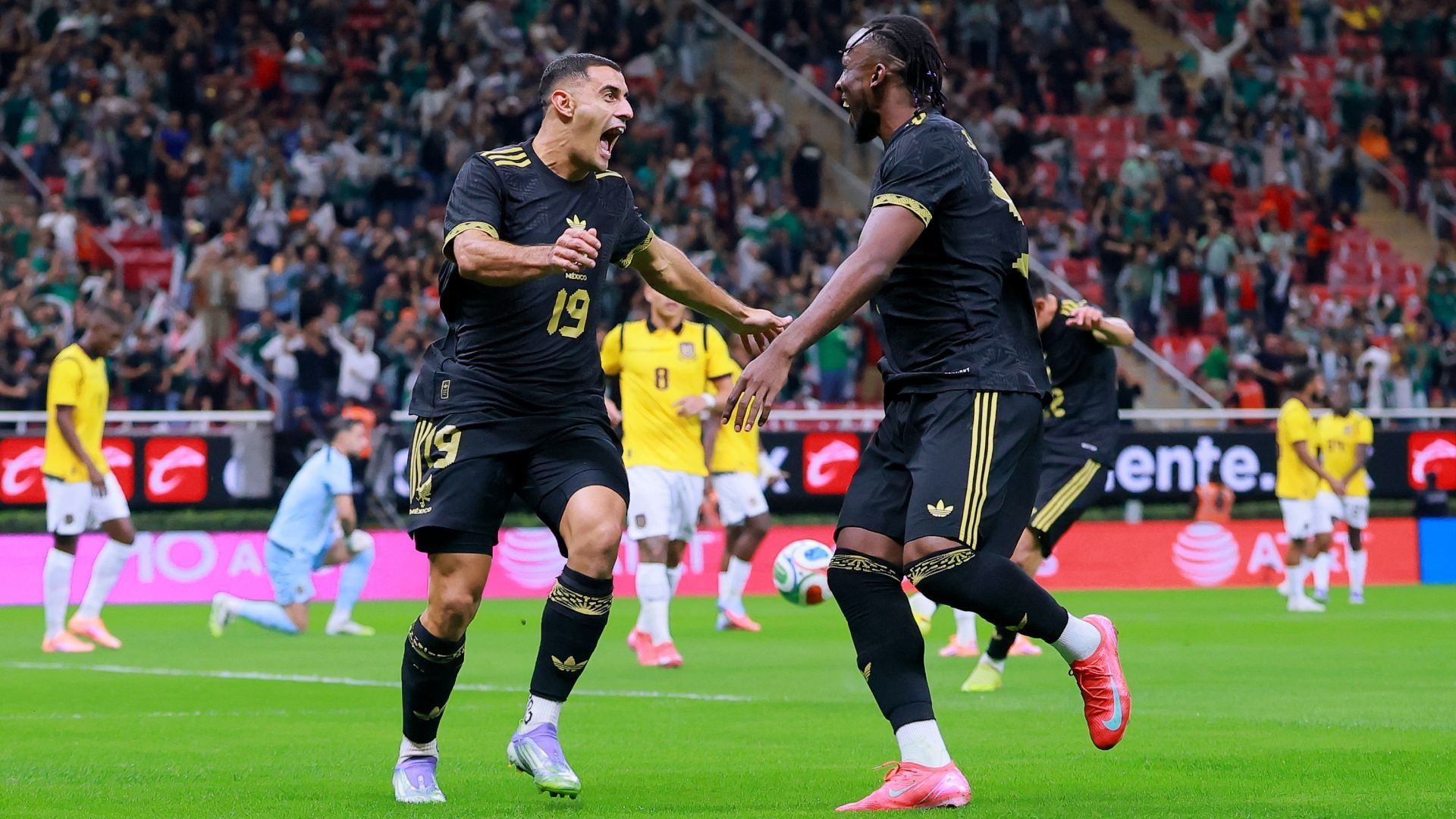 Germán Berterame y Julián Quiñones arrancaron como titulares en el partido de México contra Ecuador.