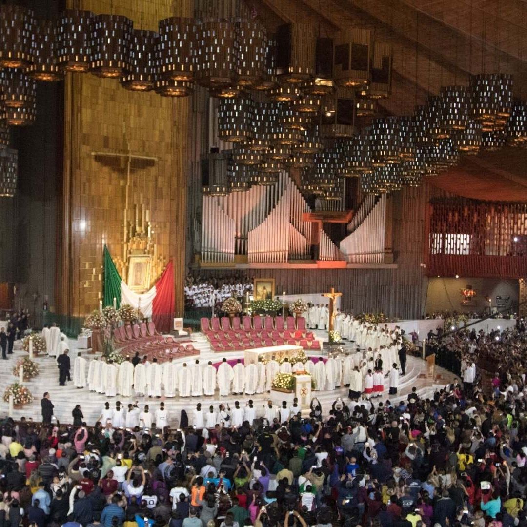 Basílica de Guadalupe llena de fieles por las mañanitas a la Virgen