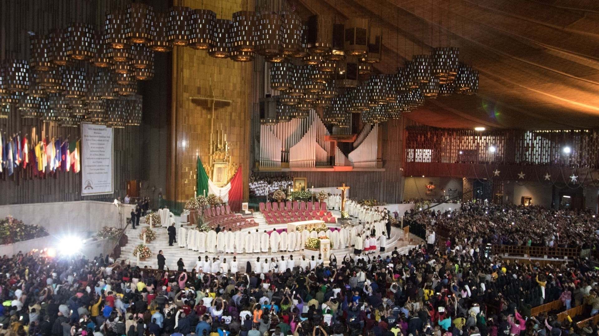 Basílica de Guadalupe llena de fieles por las mañanitas a la Virgen