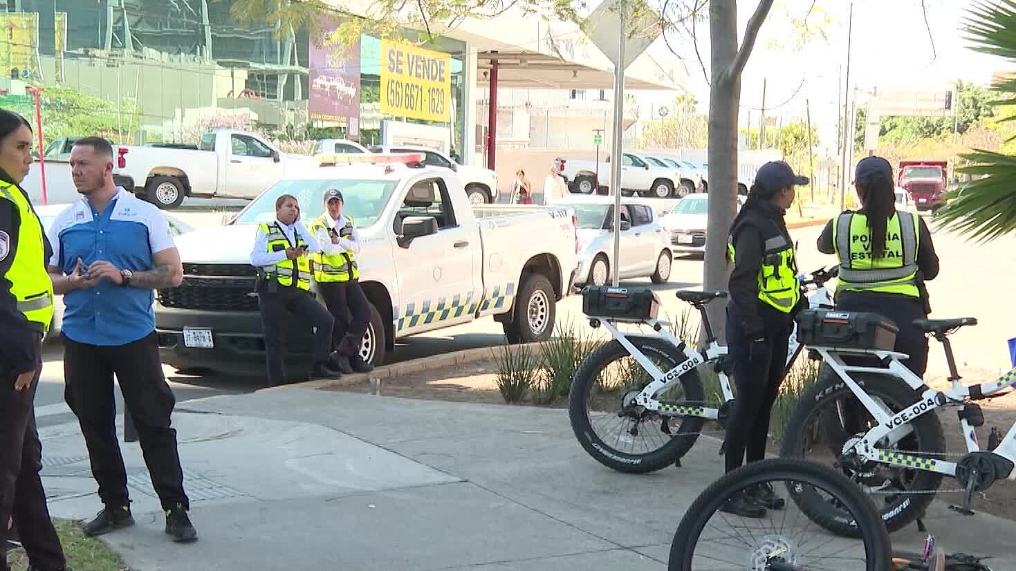 Ciclista Cruza Avenida sin Fijarse a los Lados y Termina Impactado por ...