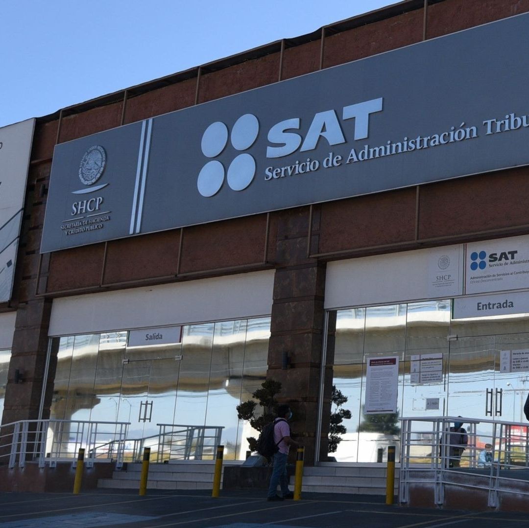 Una fachada de un edificio que dice SAT.