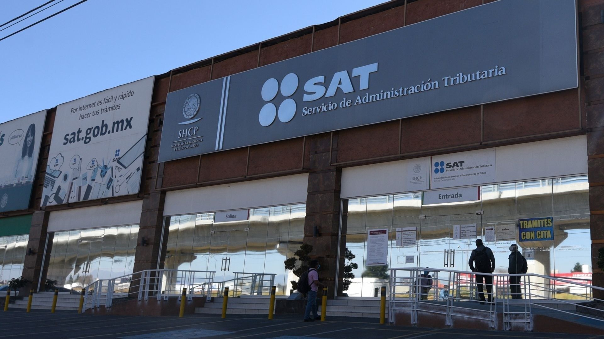 Una fachada de un edificio que dice SAT.