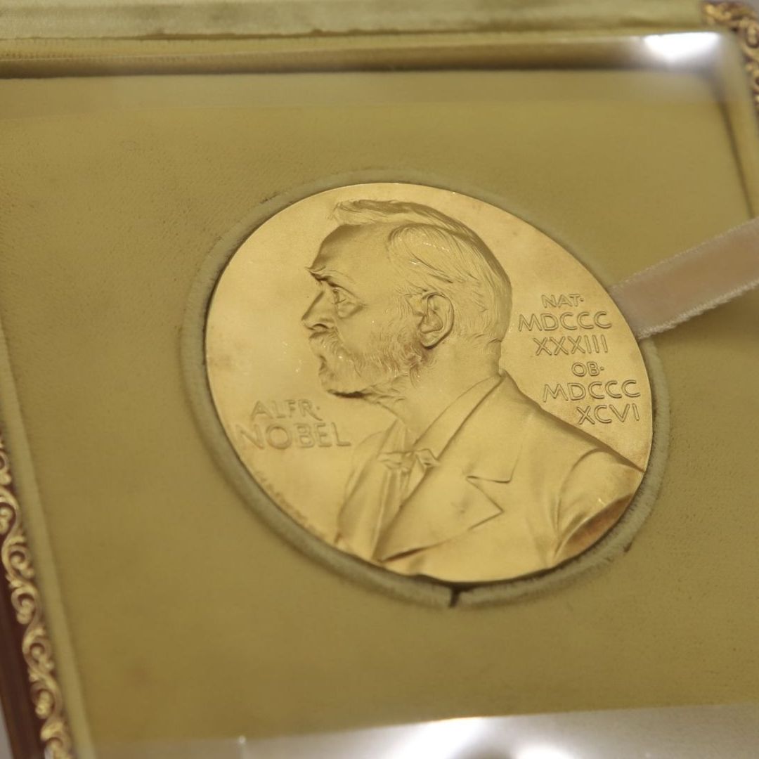 Premios Nobel 2025: Los Mexicanos Que Han Ganado el Reconocido Galardón