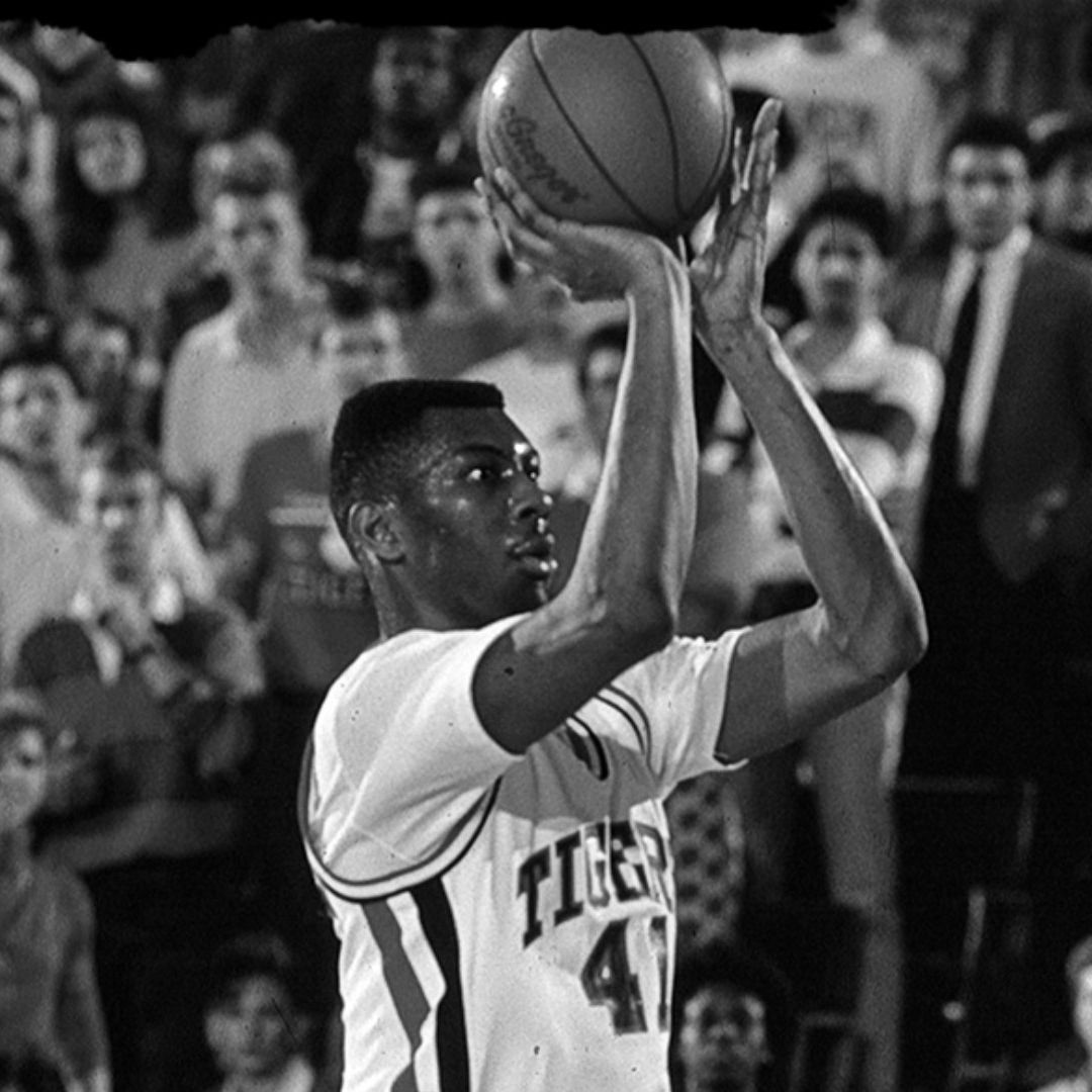 Elden Campbell brilló con los Tigres de Clemson, antes de jugar 15 temporadas en la NBA con los jerseys de los Lakers. Pistones y Hornets, entre otros.