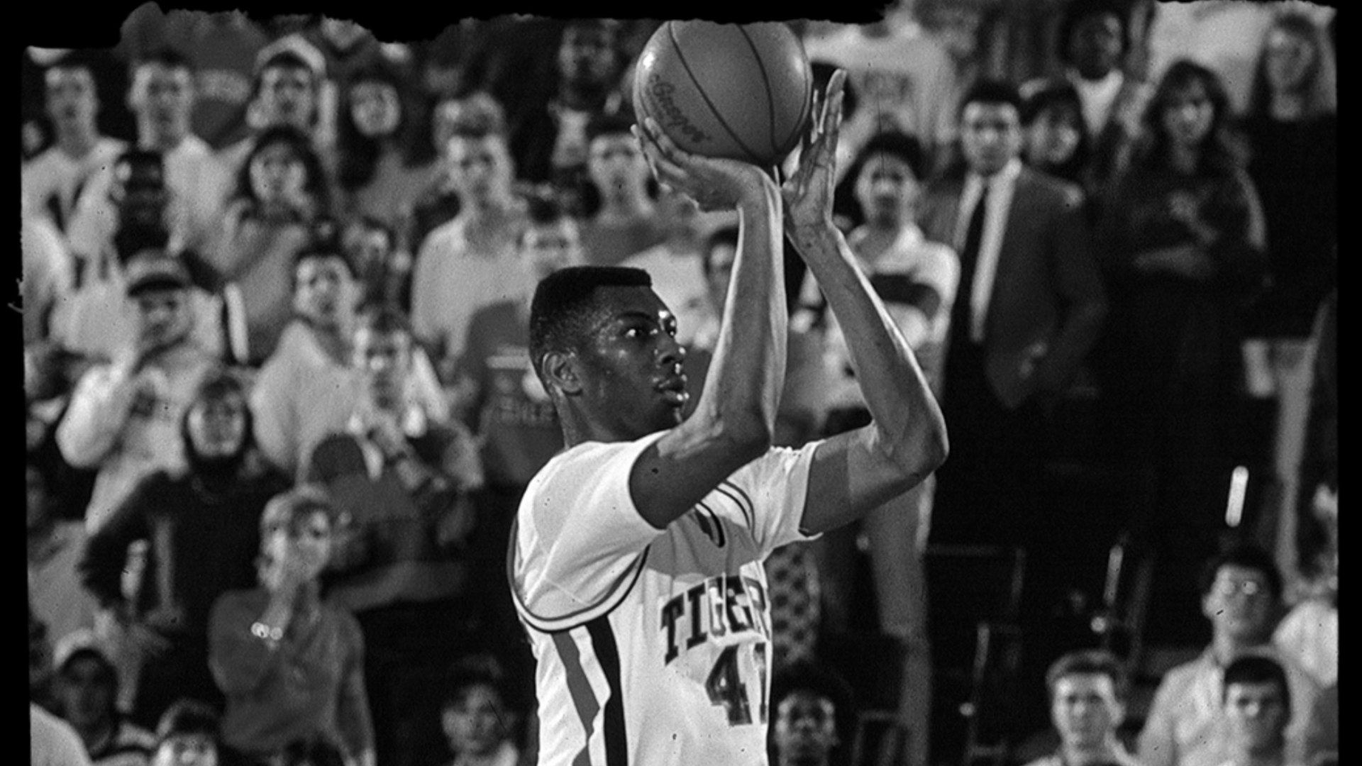 Elden Campbell brilló con los Tigres de Clemson, antes de jugar 15 temporadas en la NBA con los jerseys de los Lakers. Pistones y Hornets, entre otros.