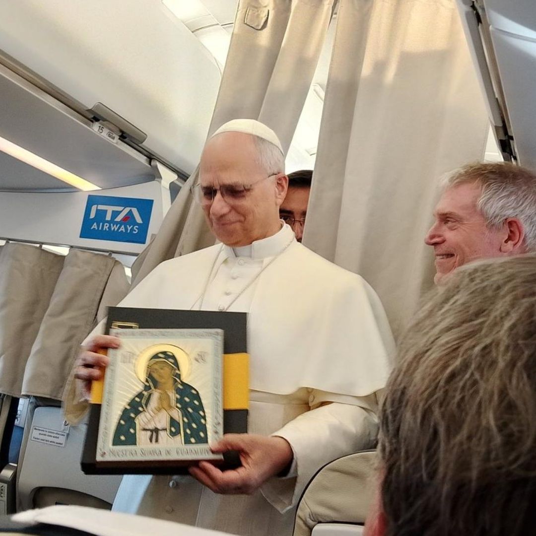 Papa León recibe imagen de la Virgen de Guadalupe