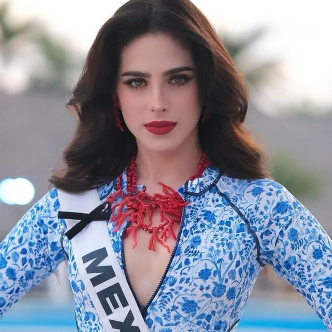 Miss Universo 2025: ¿Por Qué las Reinas de Belleza Llevan un Moño Negro en su Banda?