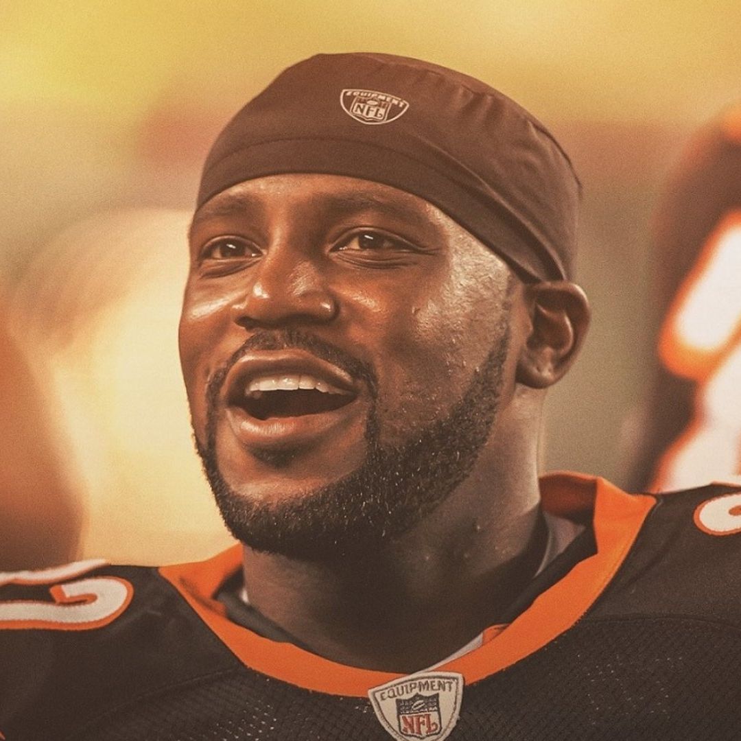Rudi Johnson jugó con los Bengalíes de Cincinnati y su última temporada en la NFL fue con los Leones de Detroit en el 2008.