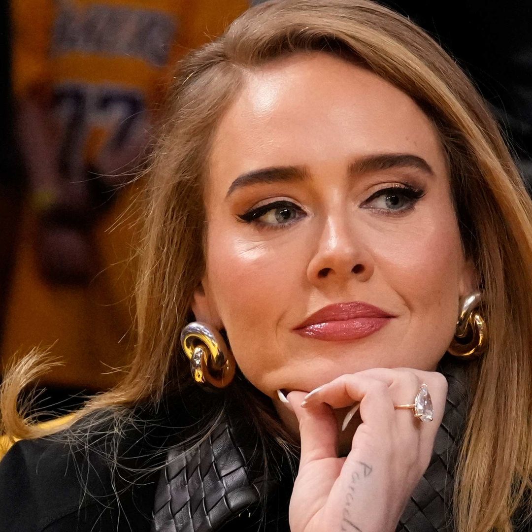 Adele tocándose la barbilla