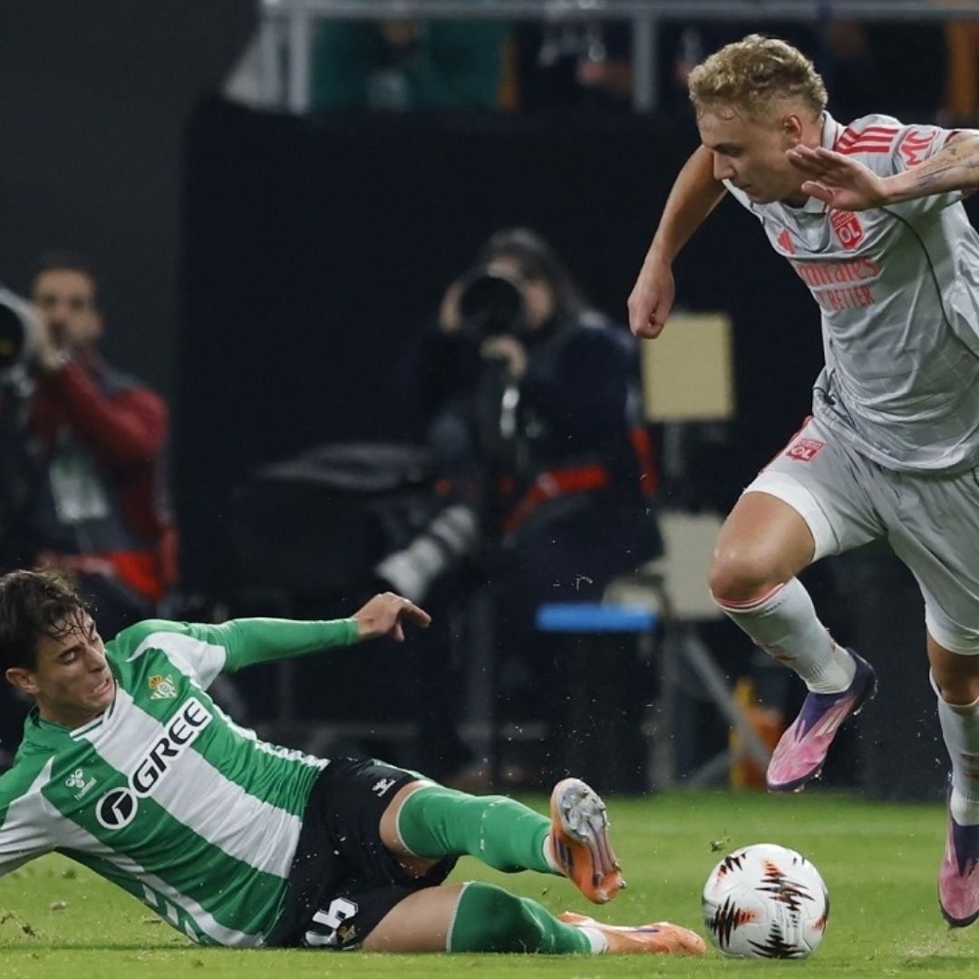 El Real Betis y el Olympique de Lyon protagonizaron un duelo intenso e interesante en el Estadio La Cartuja.