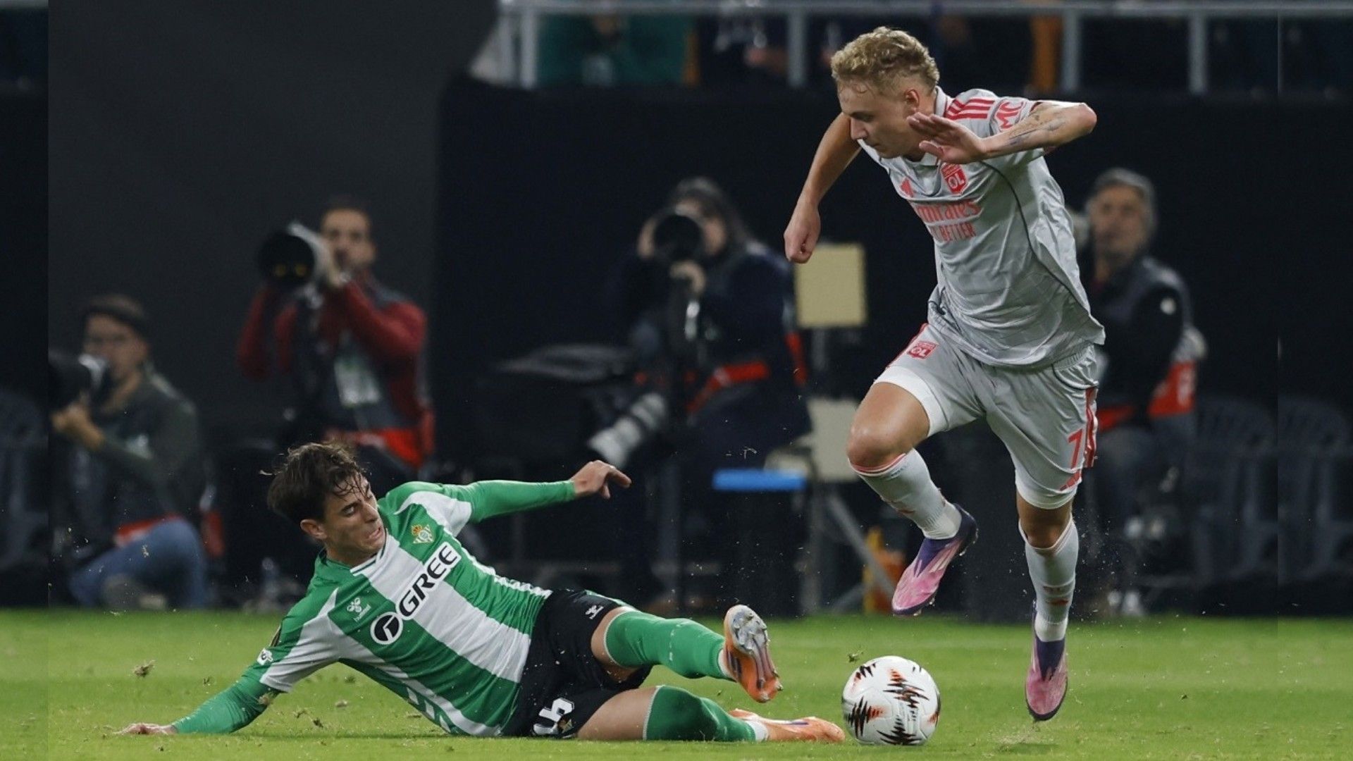 El Real Betis y el Olympique de Lyon protagonizaron un duelo intenso e interesante en el Estadio La Cartuja.
