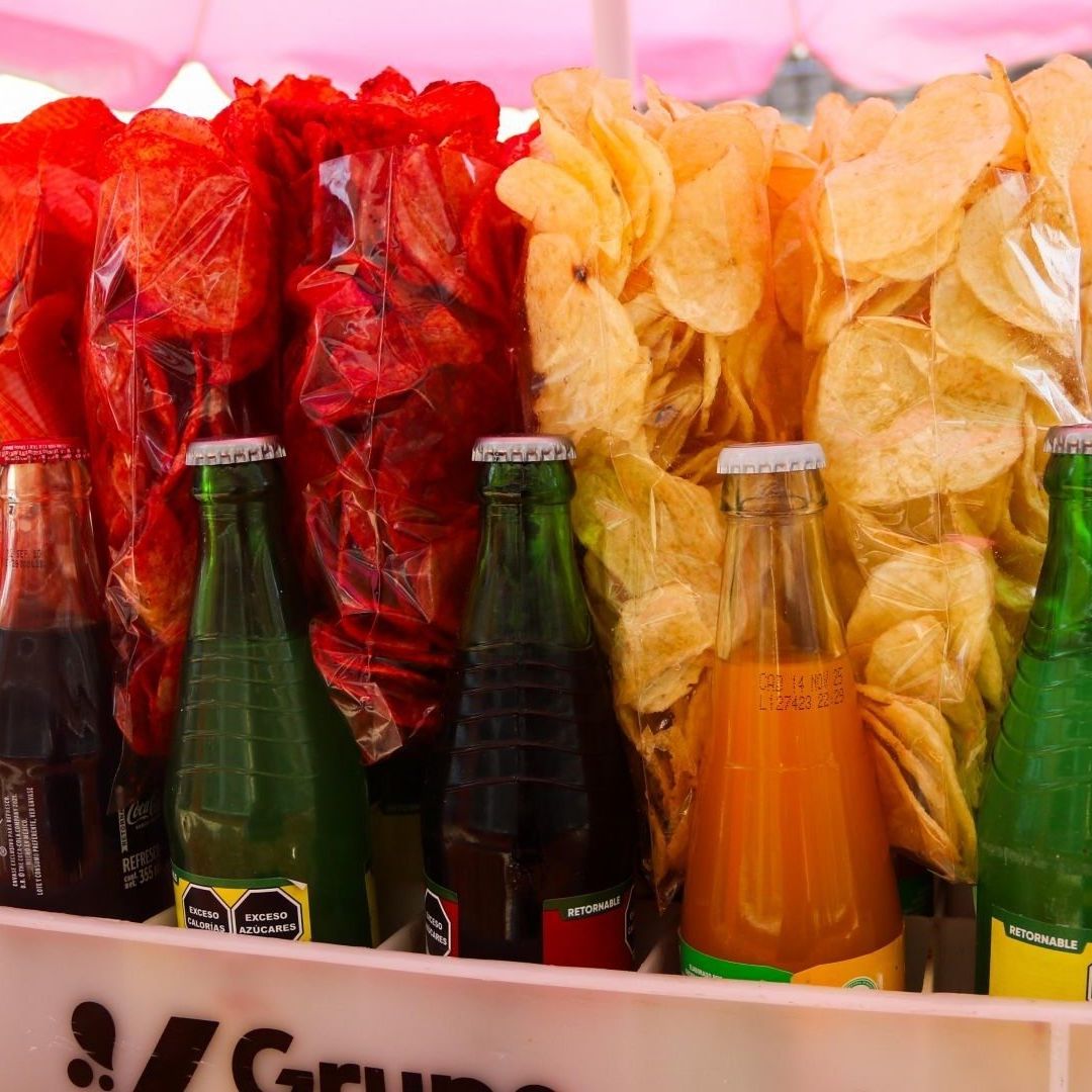 Refrescos y papas fritas en un puesto ambulante