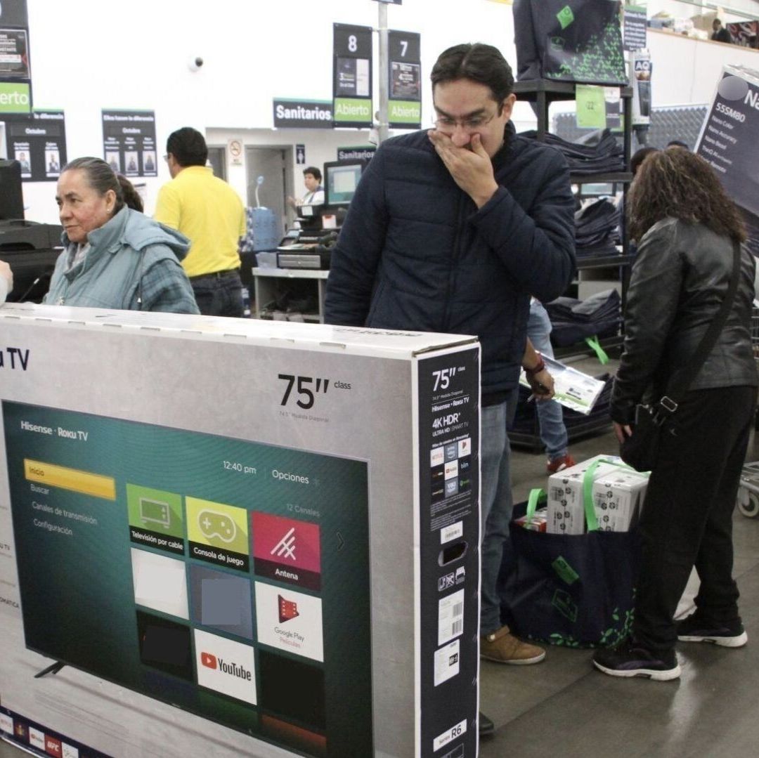 Una persona ve una caja de una televisión grande.