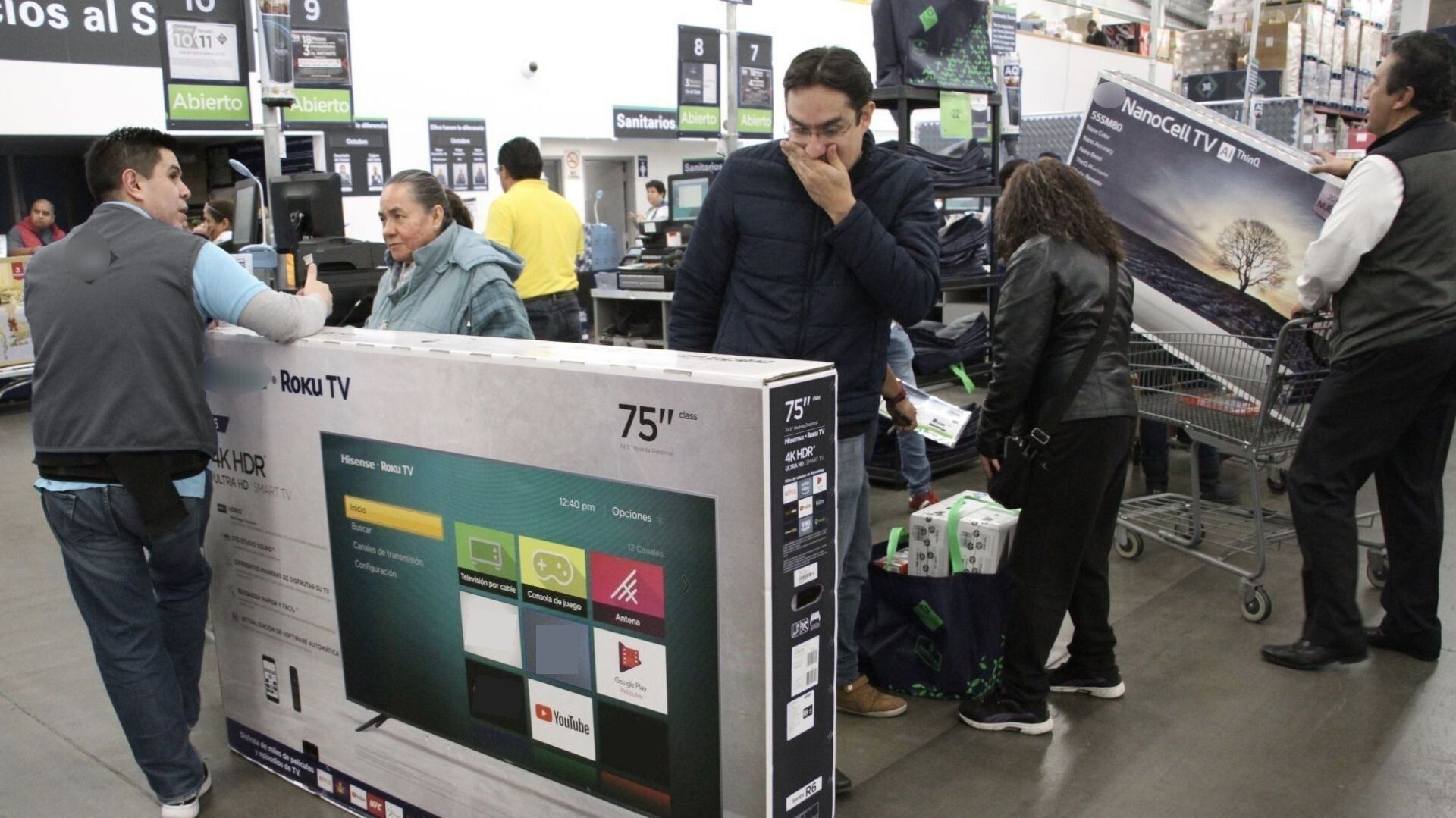 Una persona ve una caja de una televisión grande.