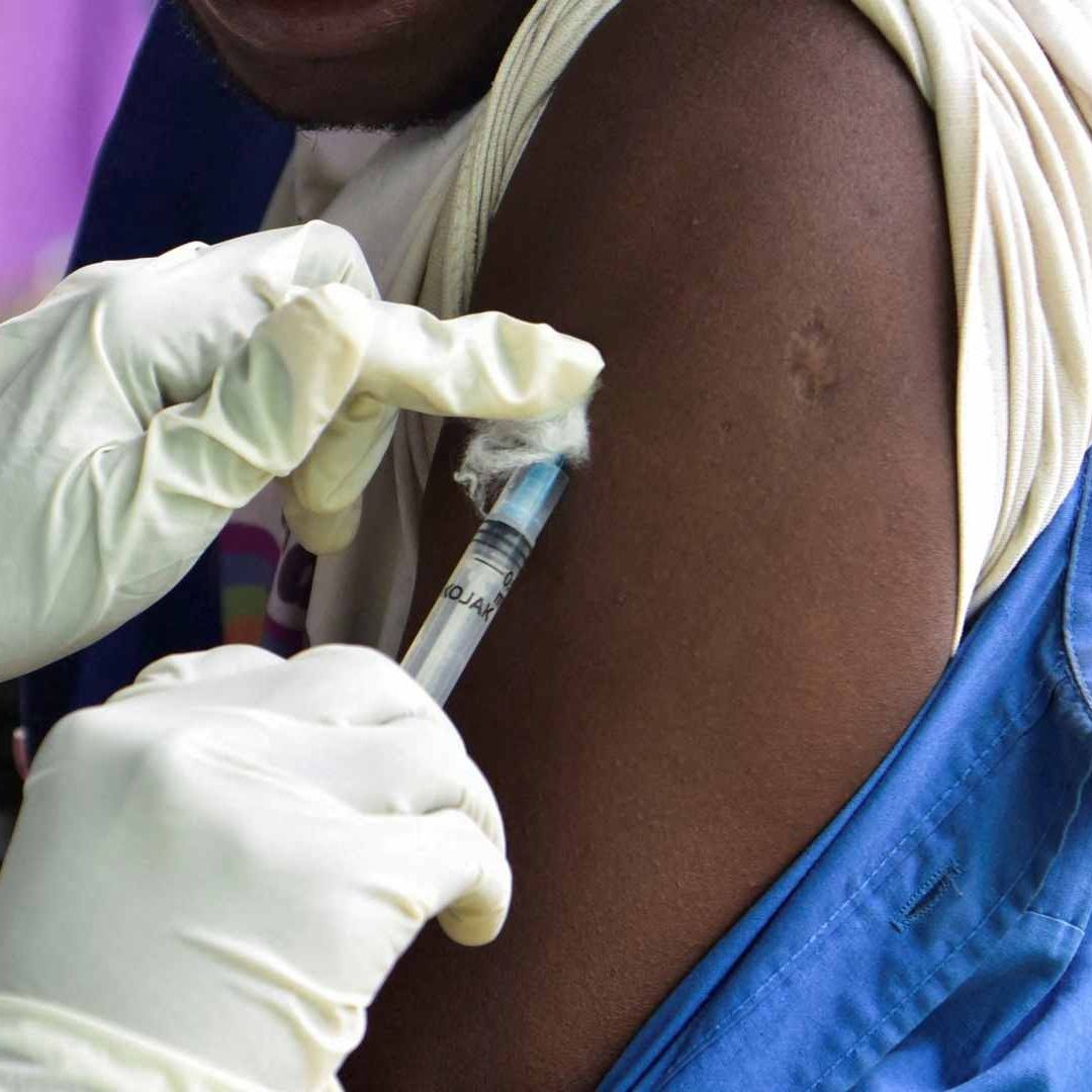 Personal de salud administra vacuna Mpox a un hombre en Nigeria en agosto 2025. Foto: Reuters | Archivo