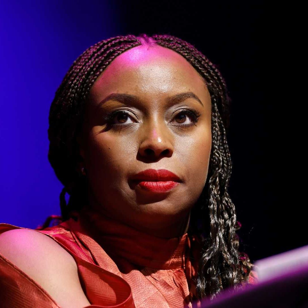 Chimamanda Ngozi Adichie, autora de Unos cuantos sueños