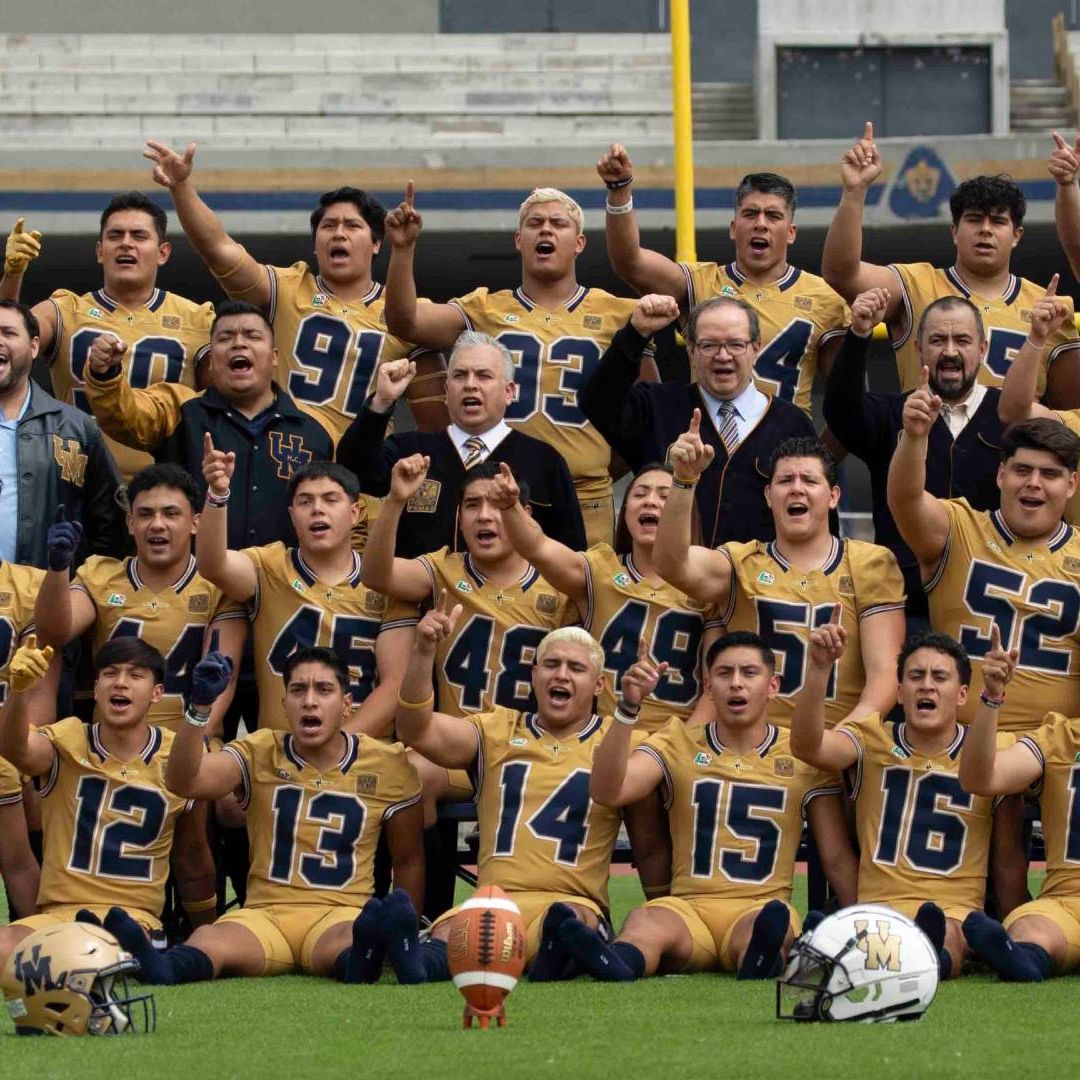 El rector de la UNAM posó con el equipo universitaro de futbol americano, antes del inicio de la temporada.
