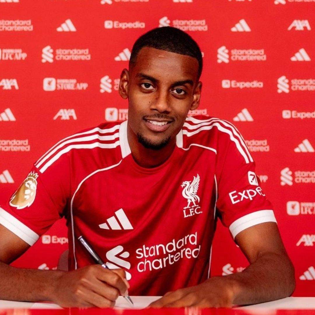 Alexander Isak estampó su firma en el contrato que lo liga al Liverpool, su nuevo equipo.