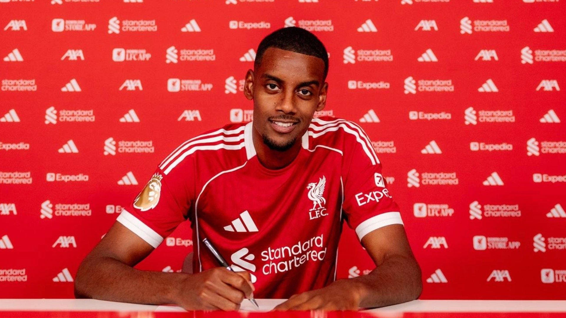 Alexander Isak estampó su firma en el contrato que lo liga al Liverpool, su nuevo equipo.