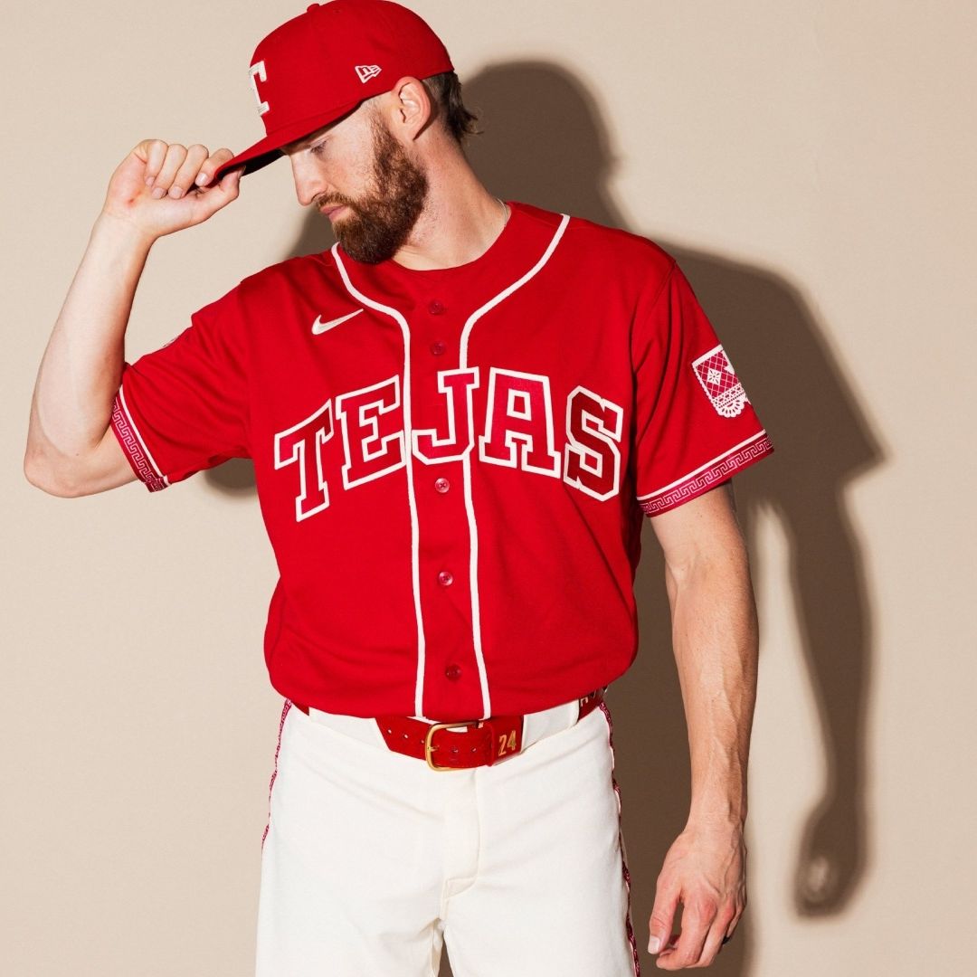 El uniforme alternativo de los Rangers retoma elementos del traje tradicional del charro mexicano. Foto X: @Rangers