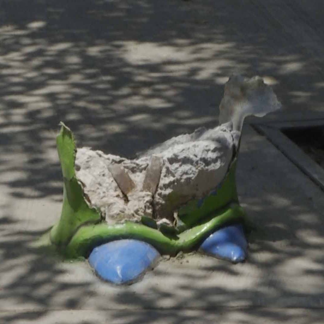 Joven Sufre Amputación Parcial de Dedo al Caerle Escultura de "Tontin" del Bosque Venustiano Carranza