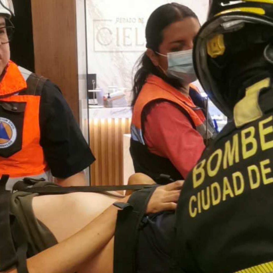 Bomberos atienden a persona lesionada en Lomas de Chapultepec. Foto: X @JefeVulcanoCova