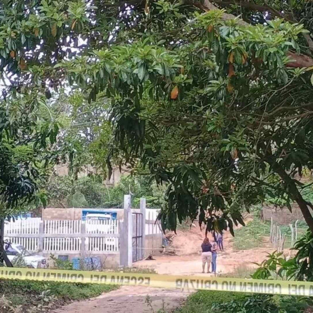 Acordonamiento policíaco por ataque armado en Ixhuatlán del Surteste.