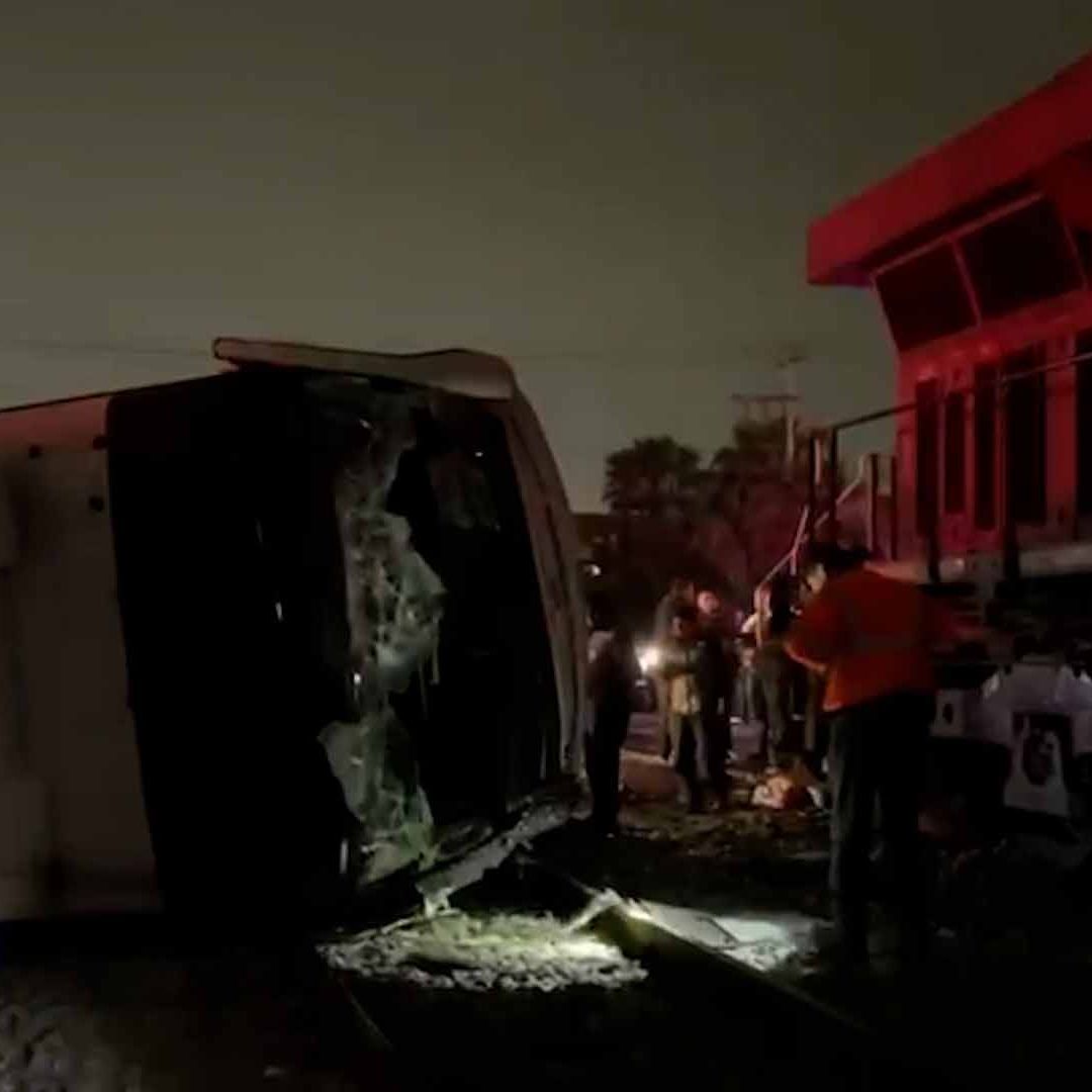 Tren Embiste a Trabajadores Abordo de Camión en Saltillo; Hay 2 Muertos y 15 Heridos