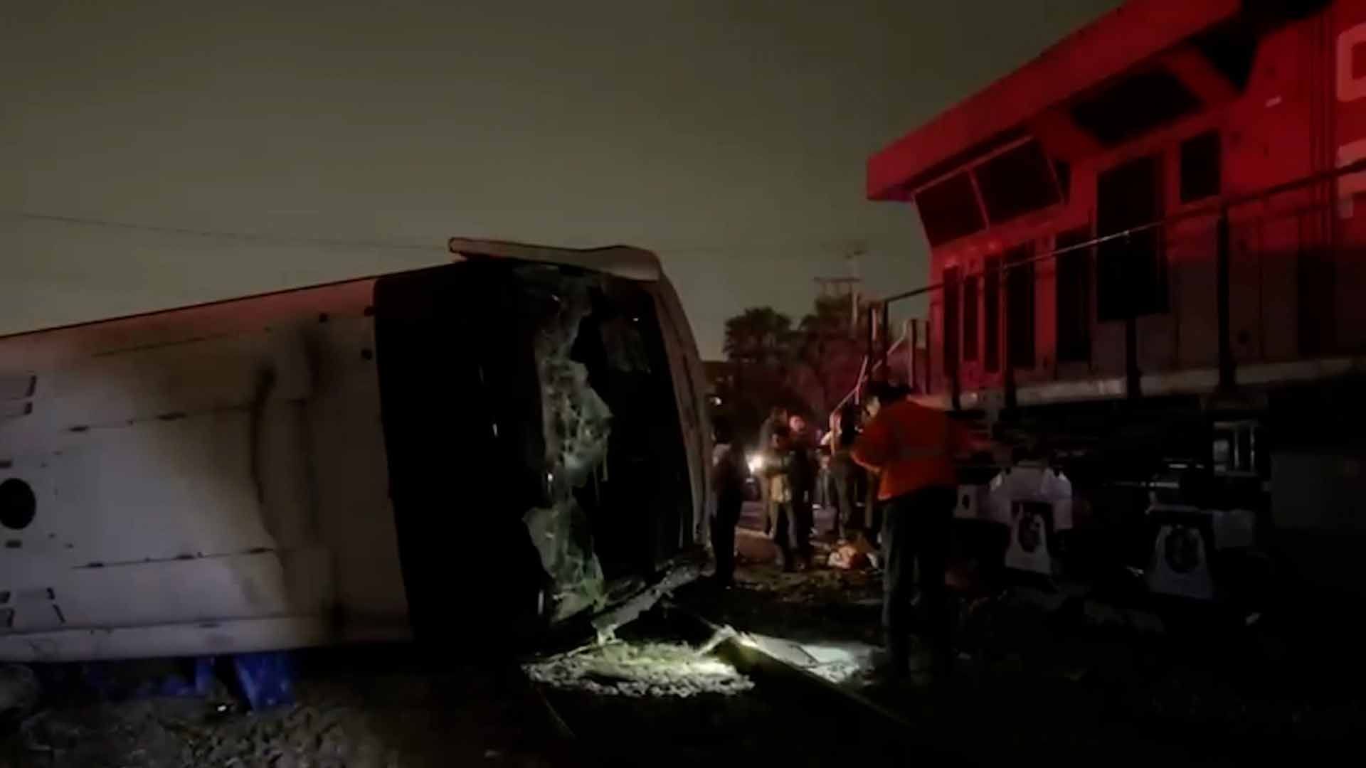 Tren Embiste a Trabajadores Abordo de Camión en Saltillo; Hay 2 Muertos y 15 Heridos