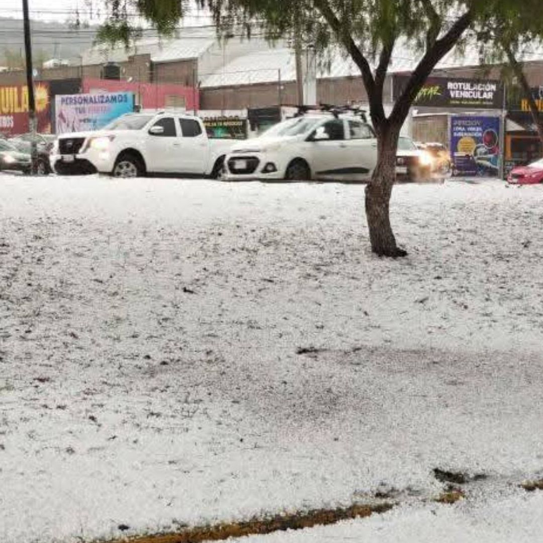 Intensa Granizada Cae sobre Pachuca y Tiñe de Blanco las Calles; ¿Dónde Hay Afectaciones?