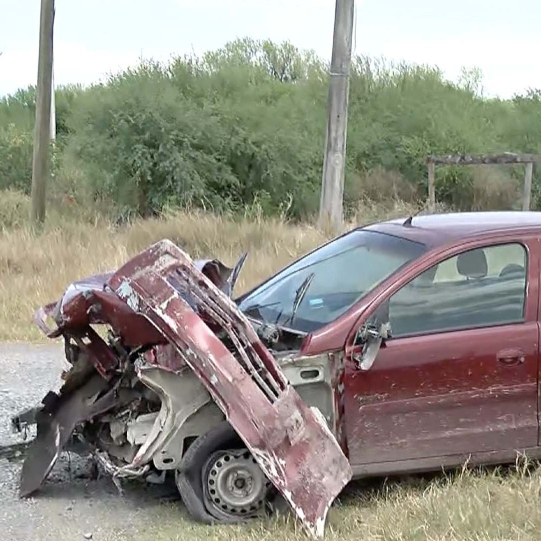 Tren Embiste Vehículo en la Carretera Victoria-Llera