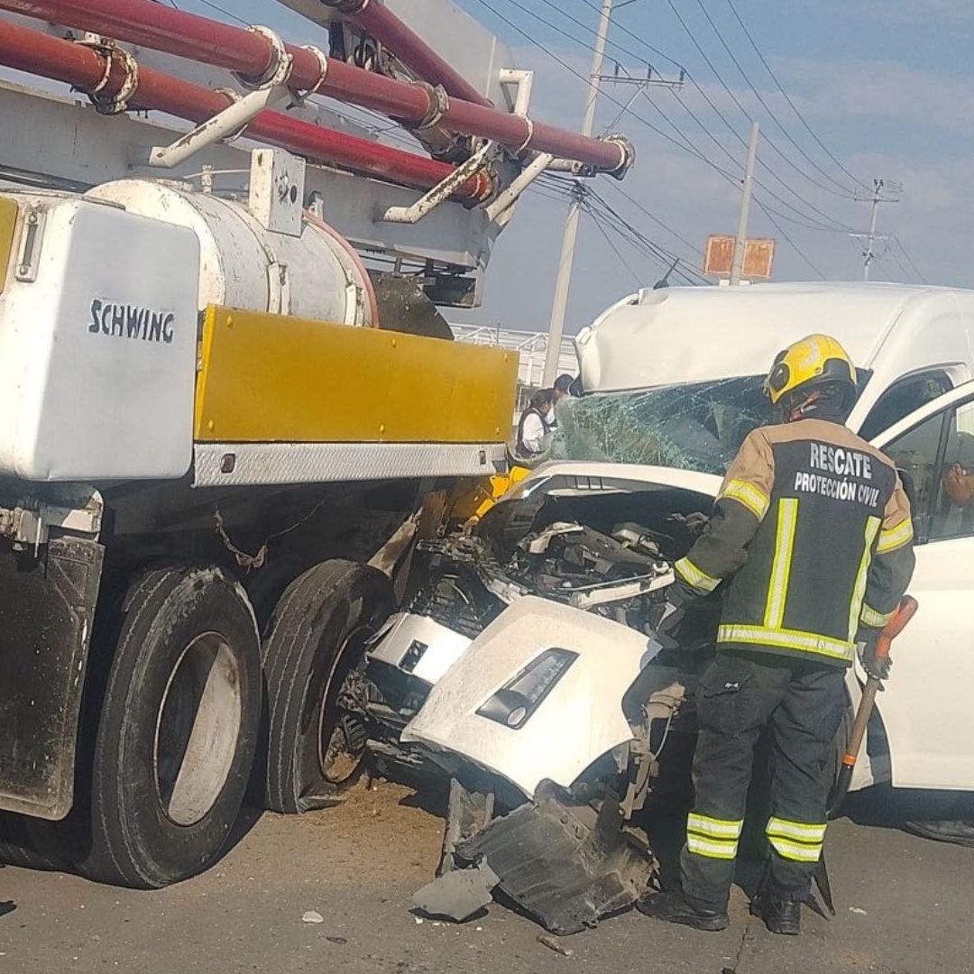 Accidente Choque Periférico Ecológico Puebla Chofer Combi Transporte de Personal se Queda Dormido