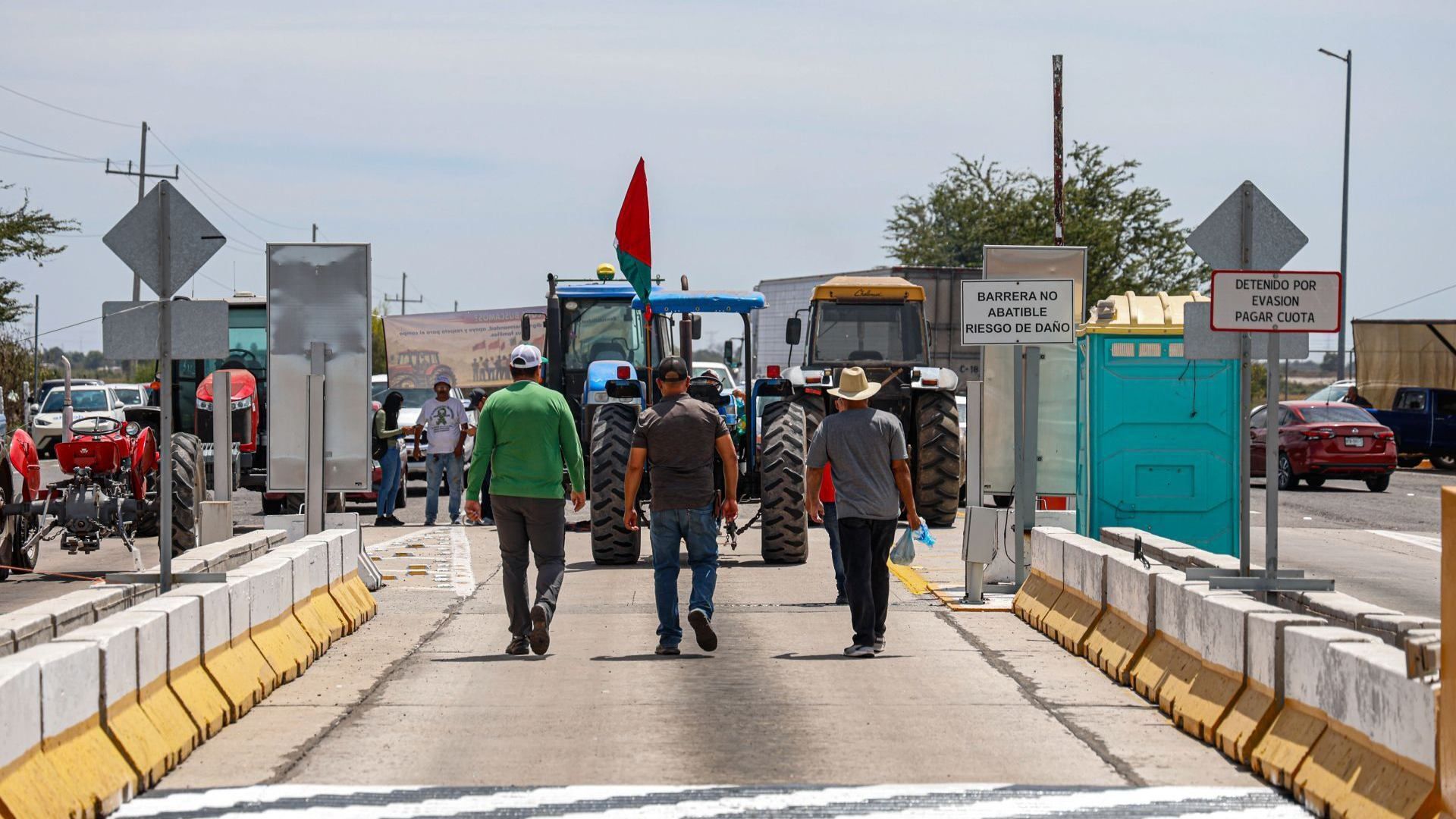 Bloqueo de agricultores en la caseta El Pisal, en Sinaloa. Foto: Cuartoscuro