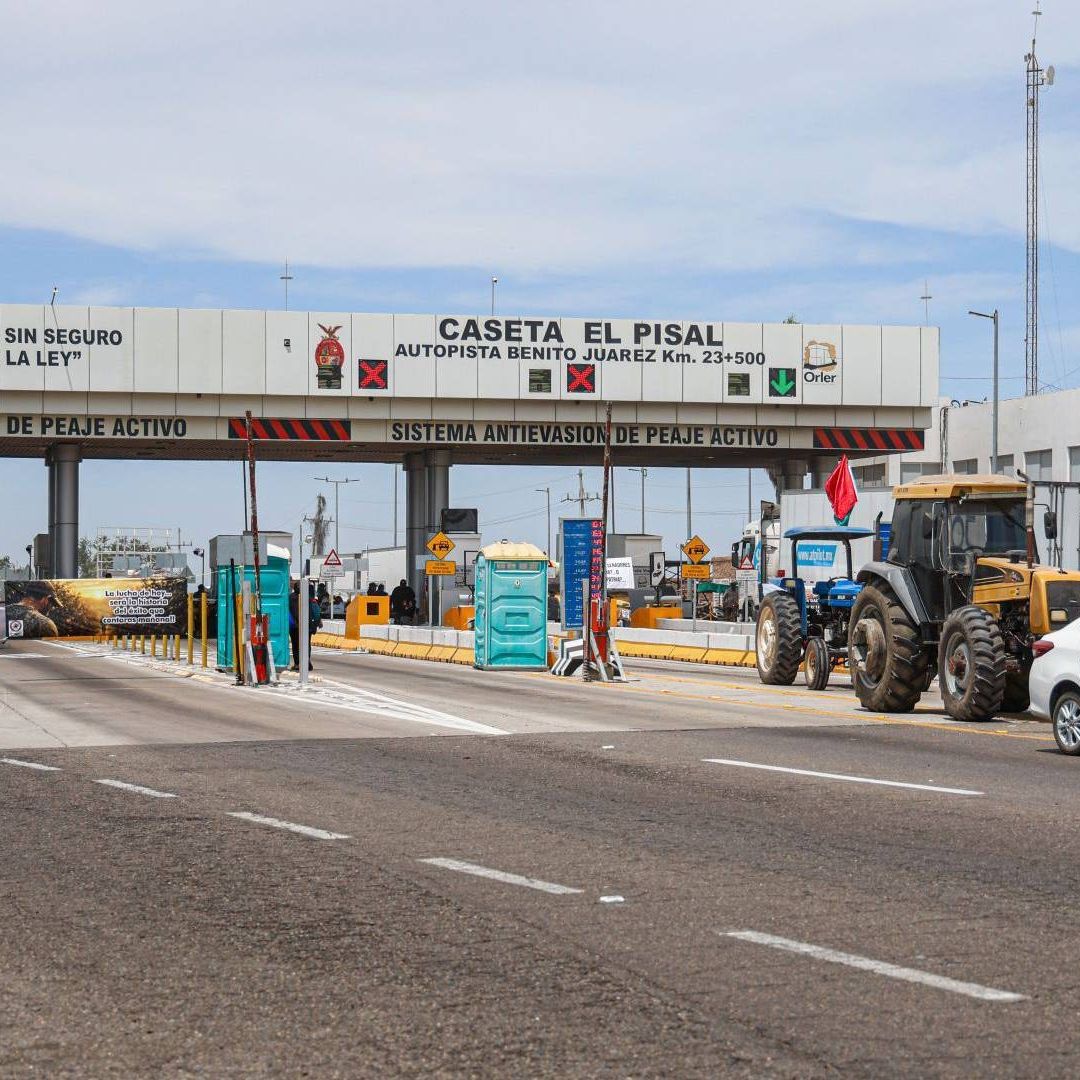 Bloqueo en caseta El Pisal, en la carretera Los Mochis-Culiacán, en Sinaloa.