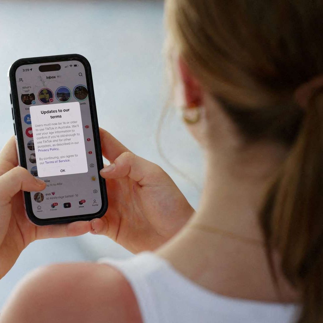 Adolescente muestra mensaje en TikTok durante entrada en vigor de ley que prohíbe las redes sociales a menores de 16 años. Foto: Reuters