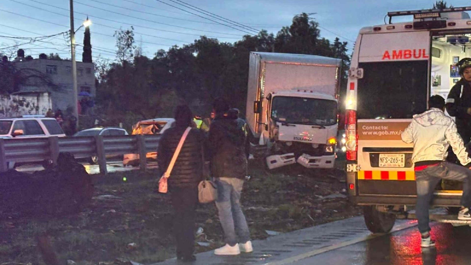 Se registra grave accidente entre tres vehículos.