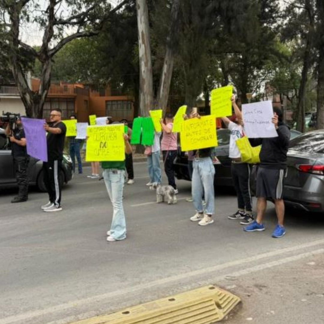 Una manifestación de vecinos afecta la circulación en Calzada Camarones.