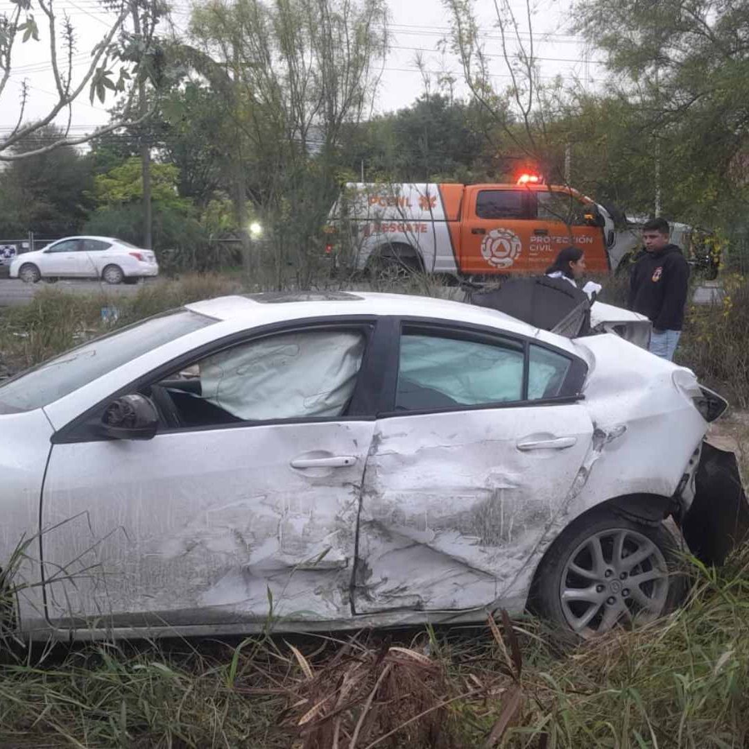 Carro salió de la carretera en García, Nuevo León