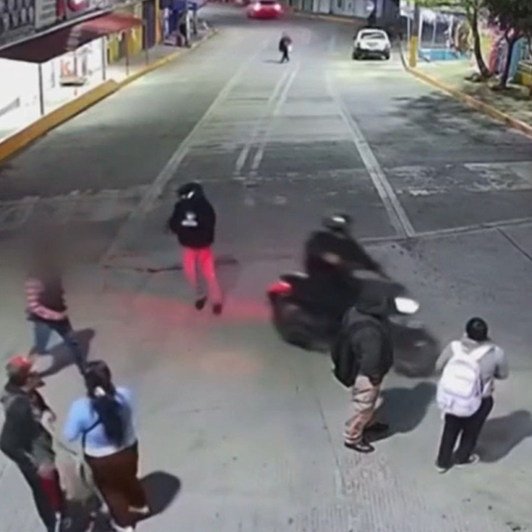 Sujetos en Moto Roban a 7 Personas en Una Parada de Transporte Público en Ecatepec.