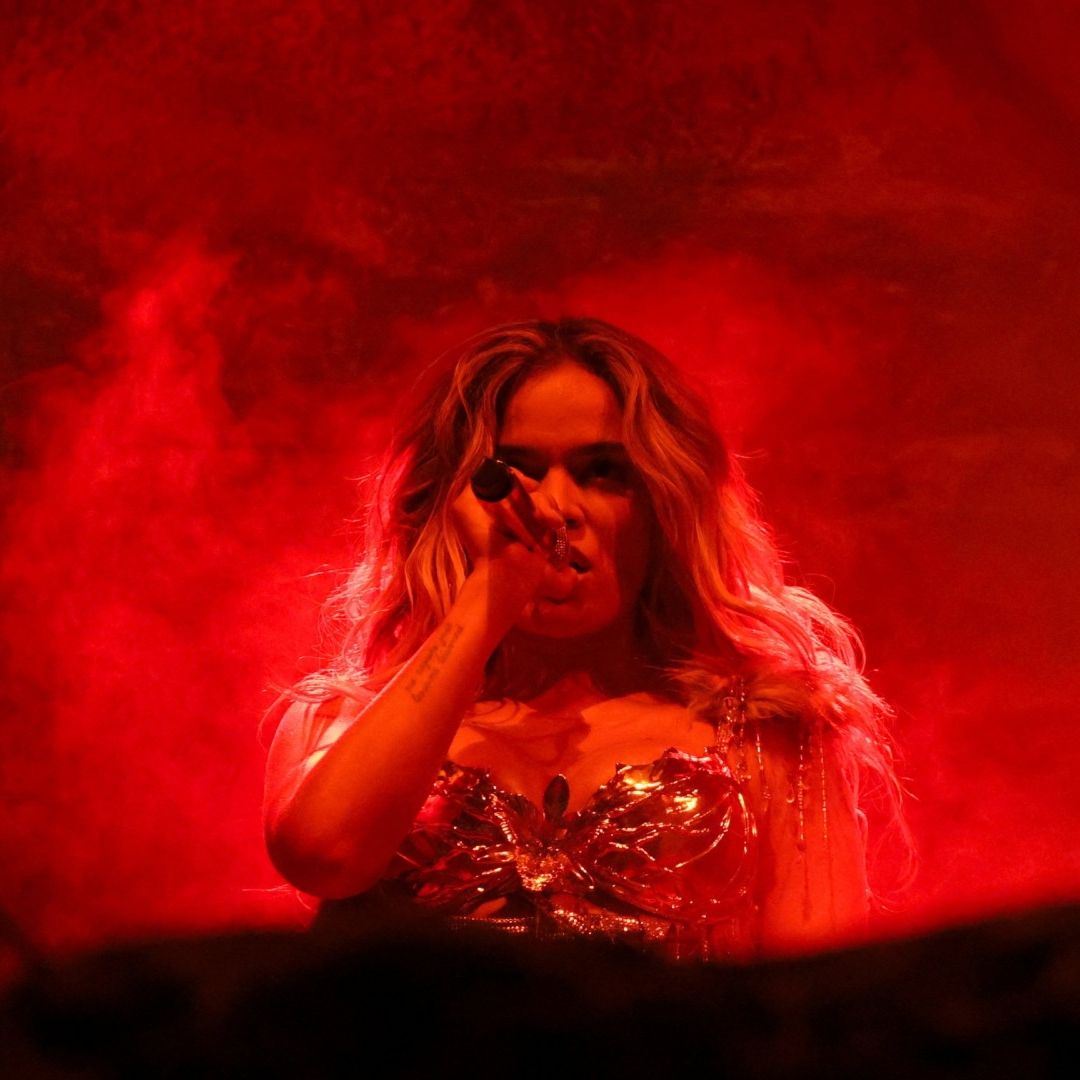 Karol G Trasciende en Coachella Como Latina y Llama a Su Gente a No Temer, Sino a Enorgullecerse.