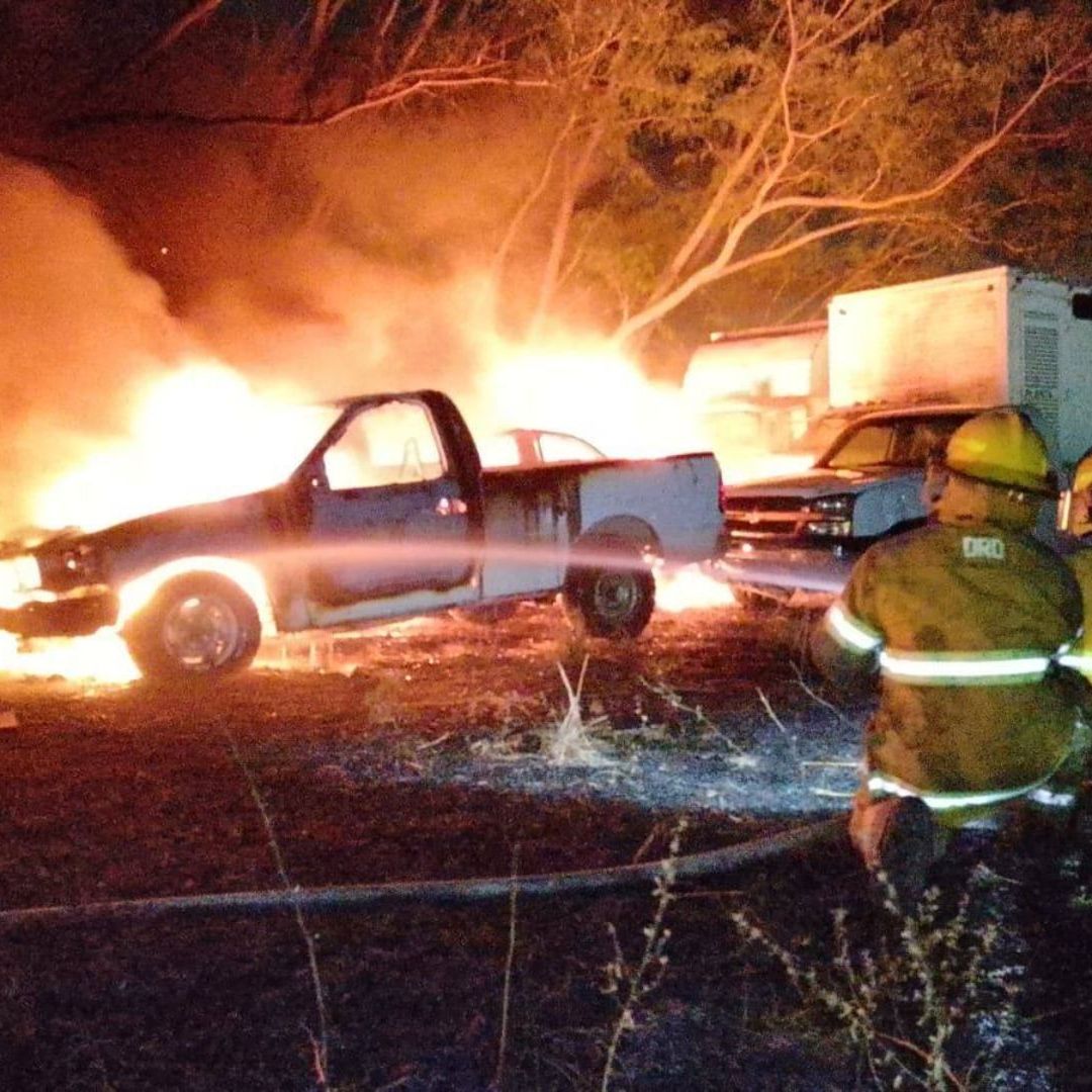 Se Incendian Vehículos de CFE en Bodega en Tuxtla Gutiérrez, Chiapas.