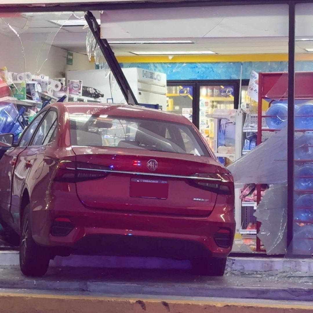 Pareja de Adultos Mayores se Impacta Contra Pared de Cristal de Tienda Yepas en Riviera Veracruzana