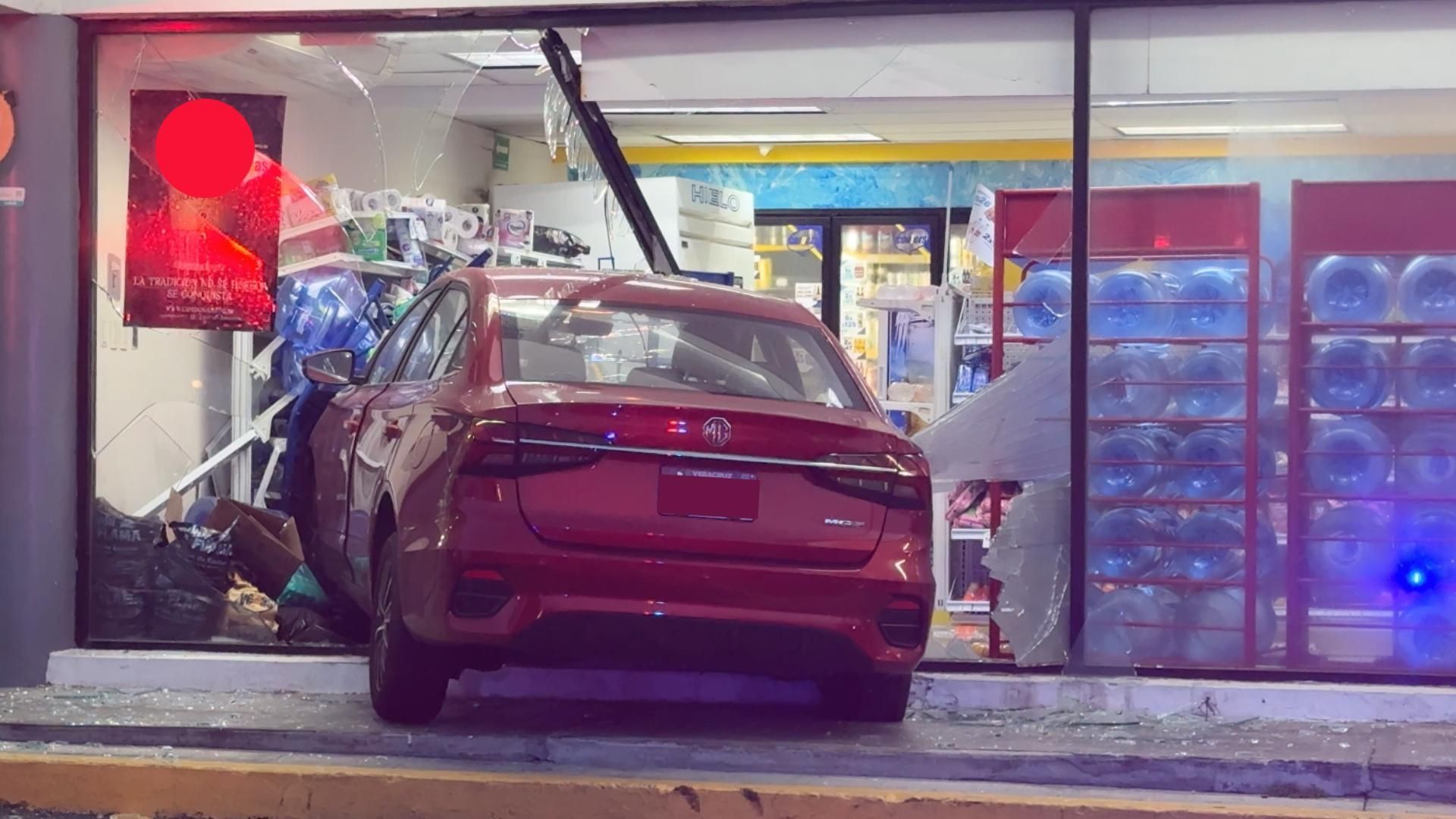 Pareja de Adultos Mayores se Impacta Contra Pared de Cristal de Tienda Yepas en Riviera Veracruzana