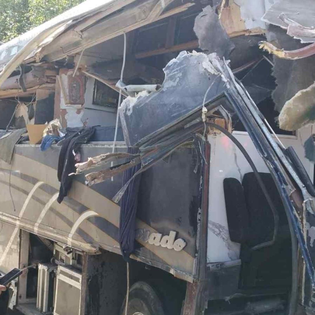 Así quedó el camión en el que viajaba el Conjunto Primavera.