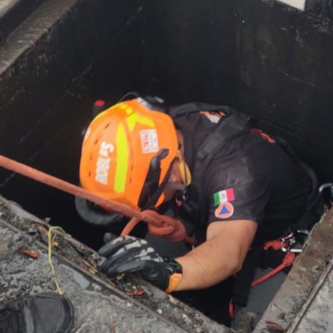 Rescatista ingresa a alcantarilla para rescatar a mujer